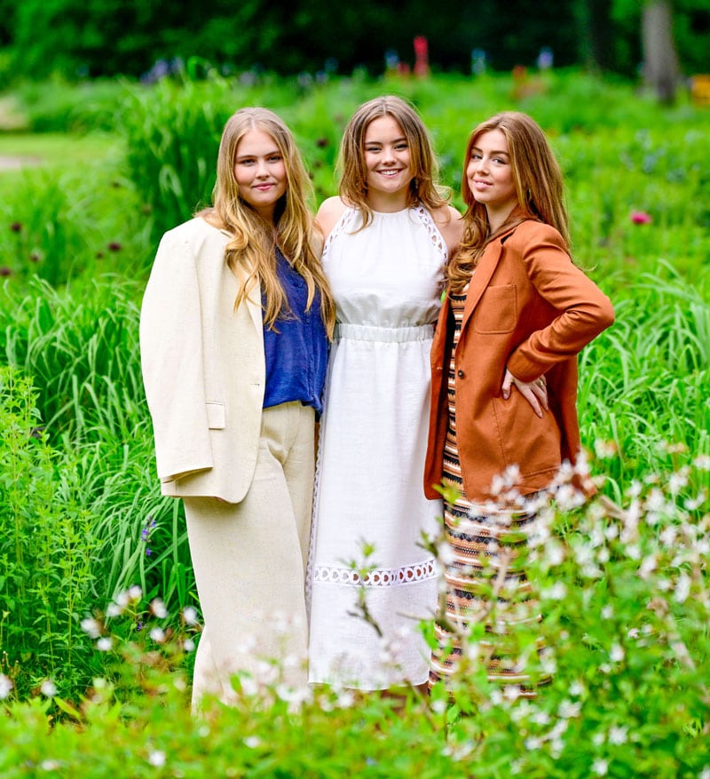 ​Amalia, Alexia y Ariane de Países Bajos marcan la diferencia con sus looks en un tradicional posado 