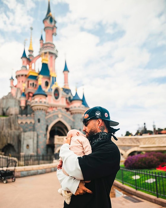 ​El espectacular viaje de Maluma con su novia y su hija de tres meses a Disneyland París, un destino lleno de significado 