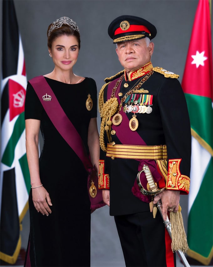 ​El retrato oficial de Abdalá y Rania de Jordania por su Jubileo de Plata, con el emocionante mensaje de la Reina a su marido 