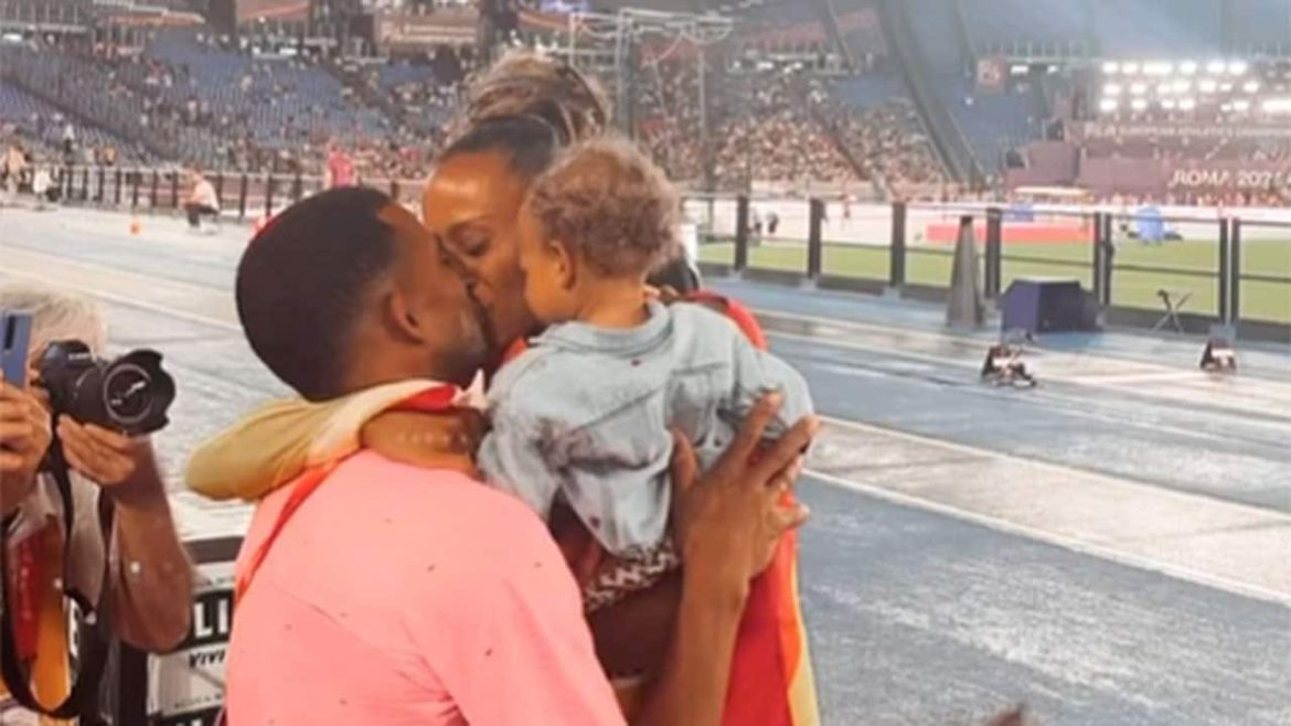 ​Las lágrimas de Ana Peleteiro celebrando con su marido y su hija que es campeona de Europa 