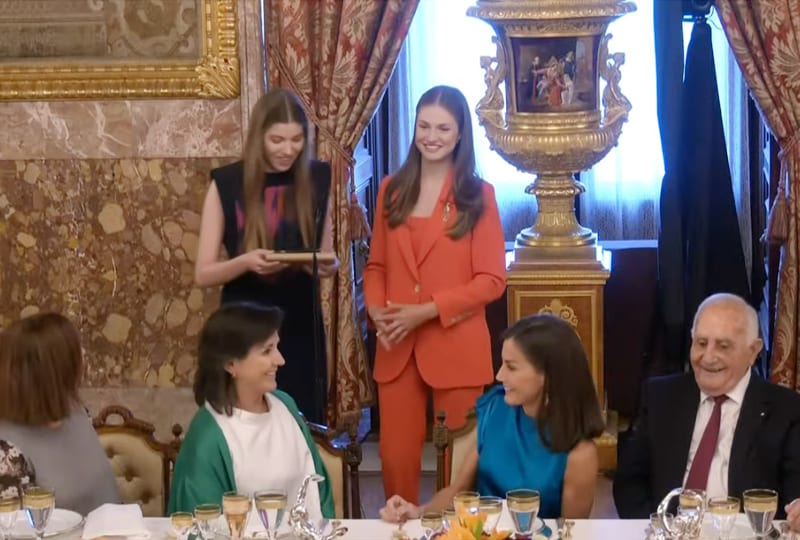 ​La sorpresa de la princesa Leonor y la infanta Sofía en el aniversario de la proclamación del Rey: 'Mamá, papá, perdón por colarnos pero también tenemos algo que decir hoy' 