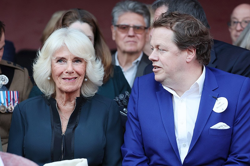 ​La reina Camilla acude a un acto oficial con su hijo: la simbólica presencia de los Parker Bowles 