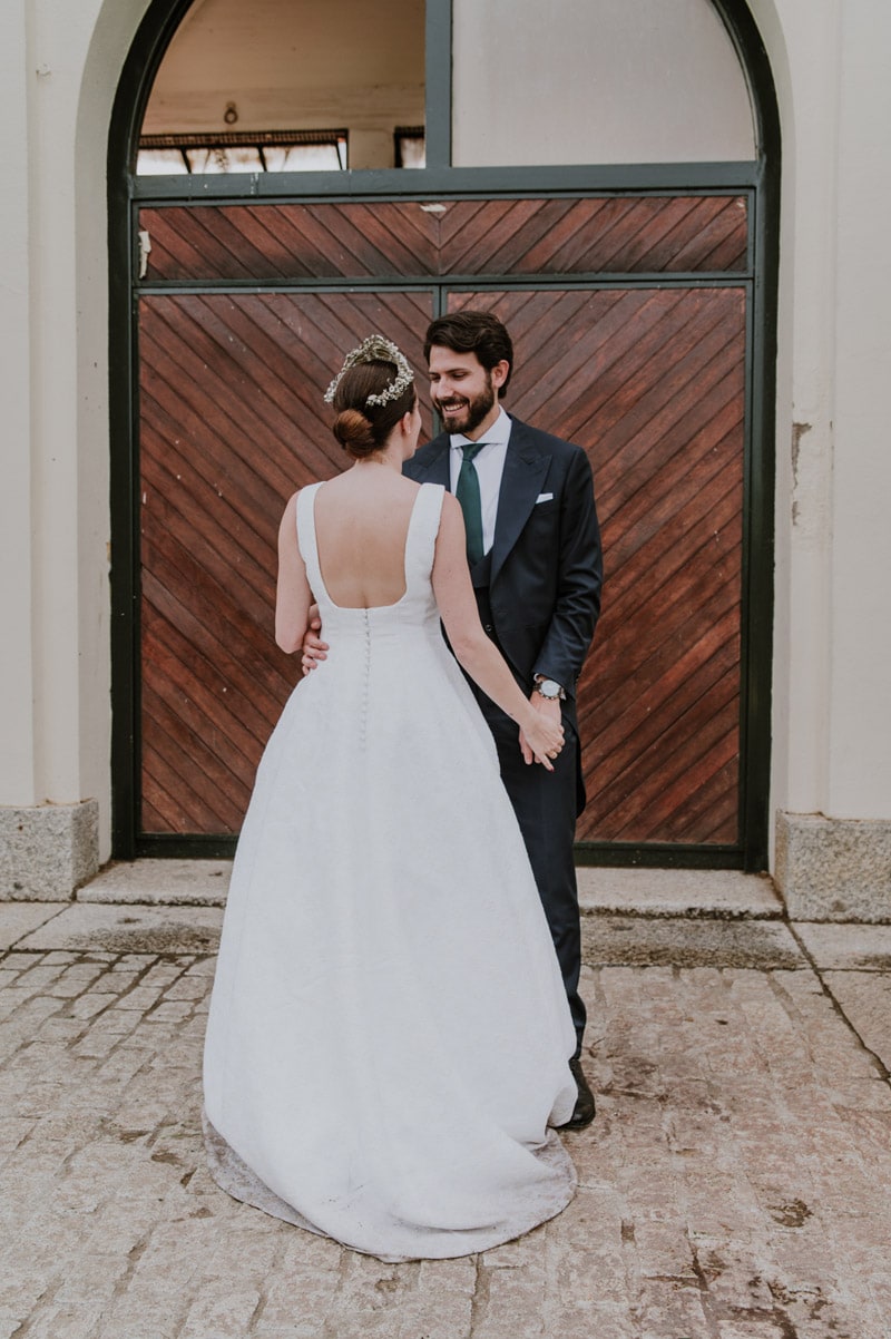 ​Carola Escámez se casa con Roberto Martín luciendo un vestido de novia desmontable y una preciosa tiara floral 