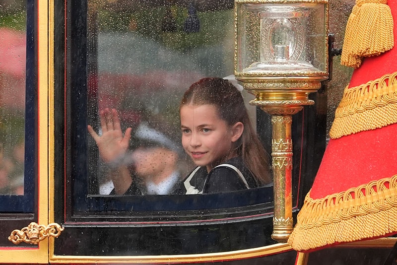 ​La princesa Charlotte, coordinada con Kate Middleton, cautiva con un vestido midi en blanco y azul ‘navy’ 