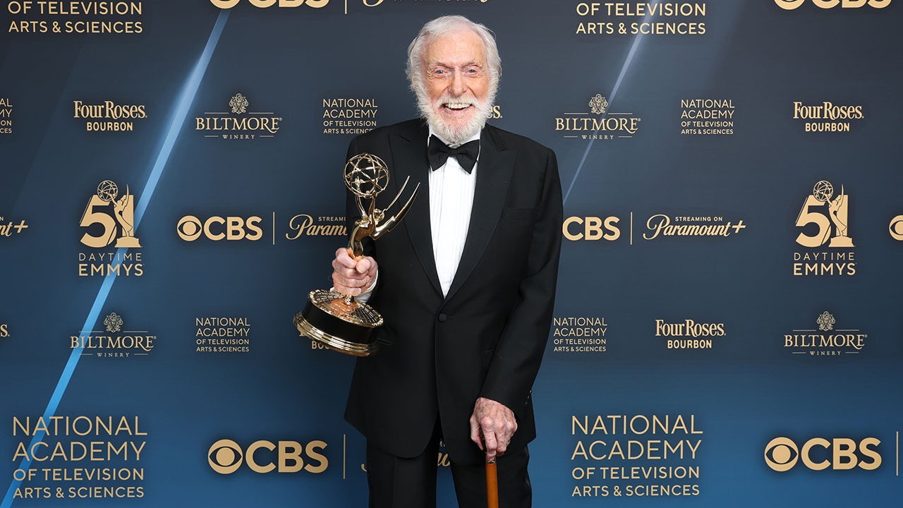 ​Dick Van Dyke, de 98 años, hace historia al convertirse en el actor más mayor en ganar un 'Daytime Emmy' 