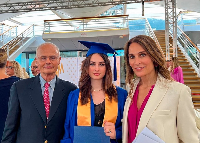 ​Eulalia de Orleans-Borbón, ahijada de don Juan Carlos, celebra su graduación en Mónaco rodeada de su familia 