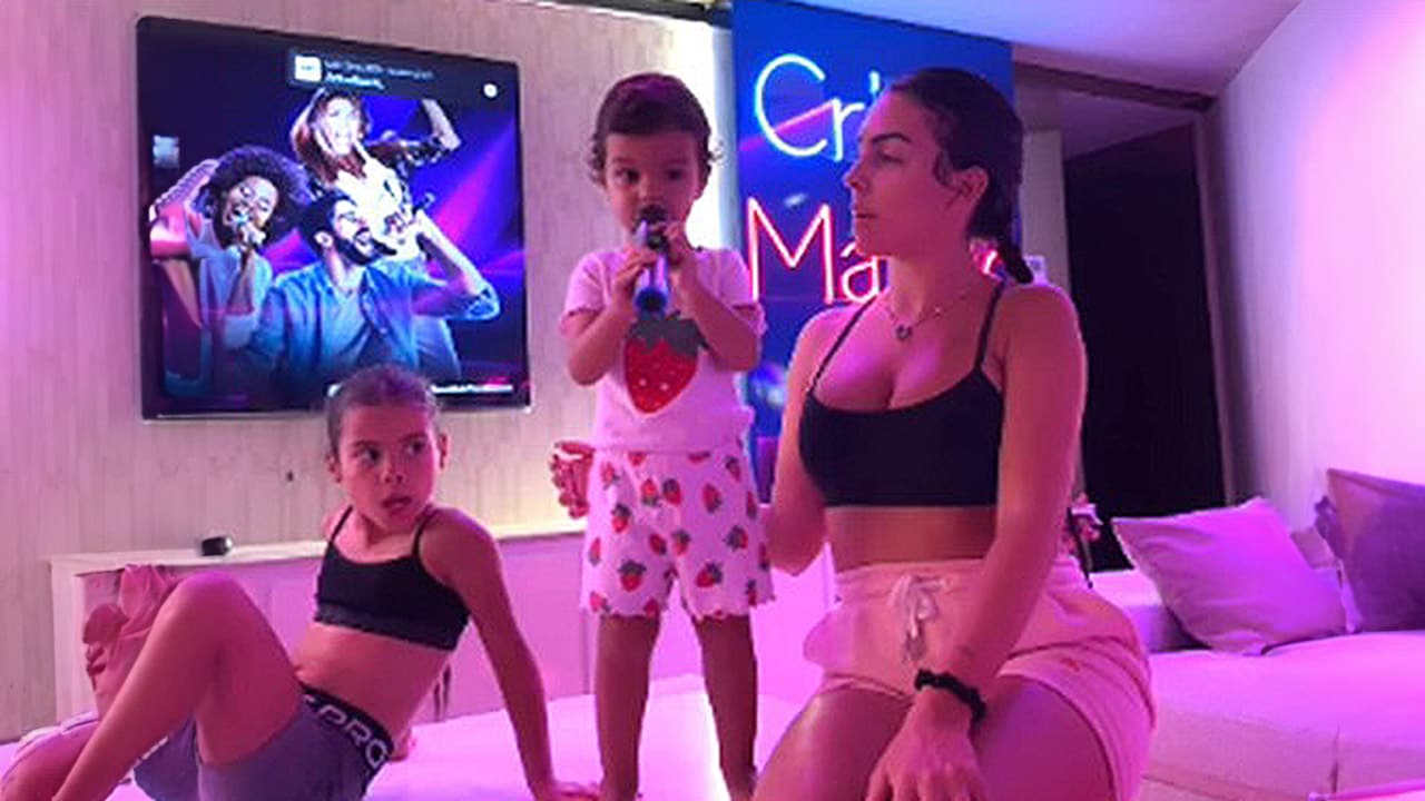 ​No te pierdas el vídeo de Bella Esmeralda, la pequeña de Georgina, cantando ‘Estrellita dónde estás’ ante la emoción de su madre 