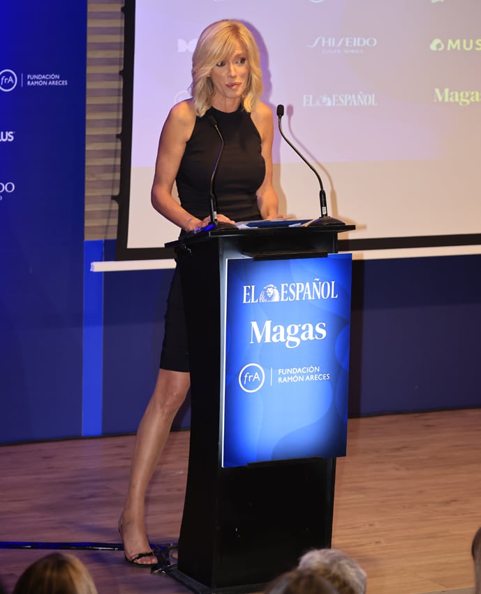 ​Susanna Griso recibe un premio ante la orgullosa mirada de sus dos hijos mayores, Jan y Mireia, de 20 y 18 años 