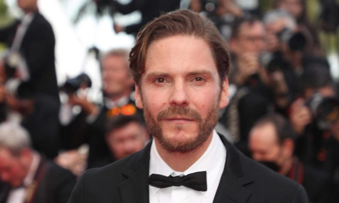 ​Hablamos con Daniel Brühl de su gran reto como Karl Lagerfeld: ‘Ha sido un regalo’ 