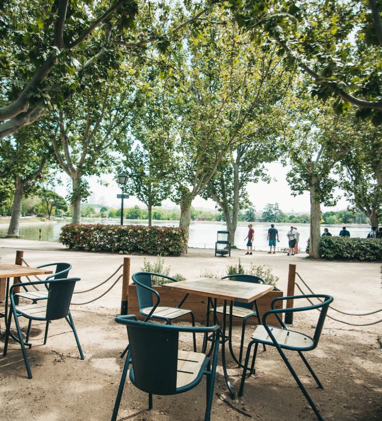 ​Cocina a la brasa y tapeo castizo en el nuevo ‘chiringuito’ junto al lago de Madrid 