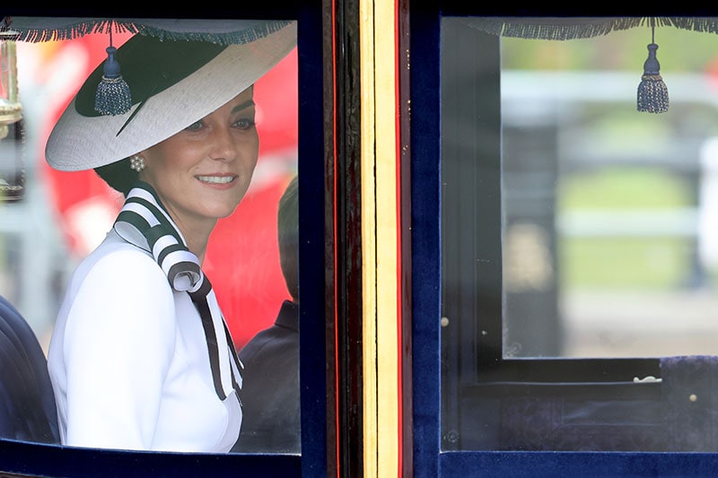 ​El esperanzador mensaje detrás del look bicolor que Kate Middleton ha lucido en el ‘Trooping the Colour’ 