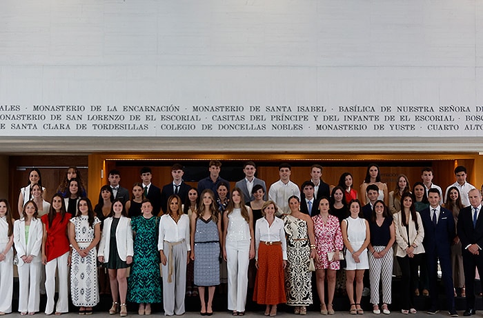 ​La princesa Leonor y la infanta Sofía se reúnen con 40 jóvenes de su generación para celebrar los diez años de reinado de Felipe VI 