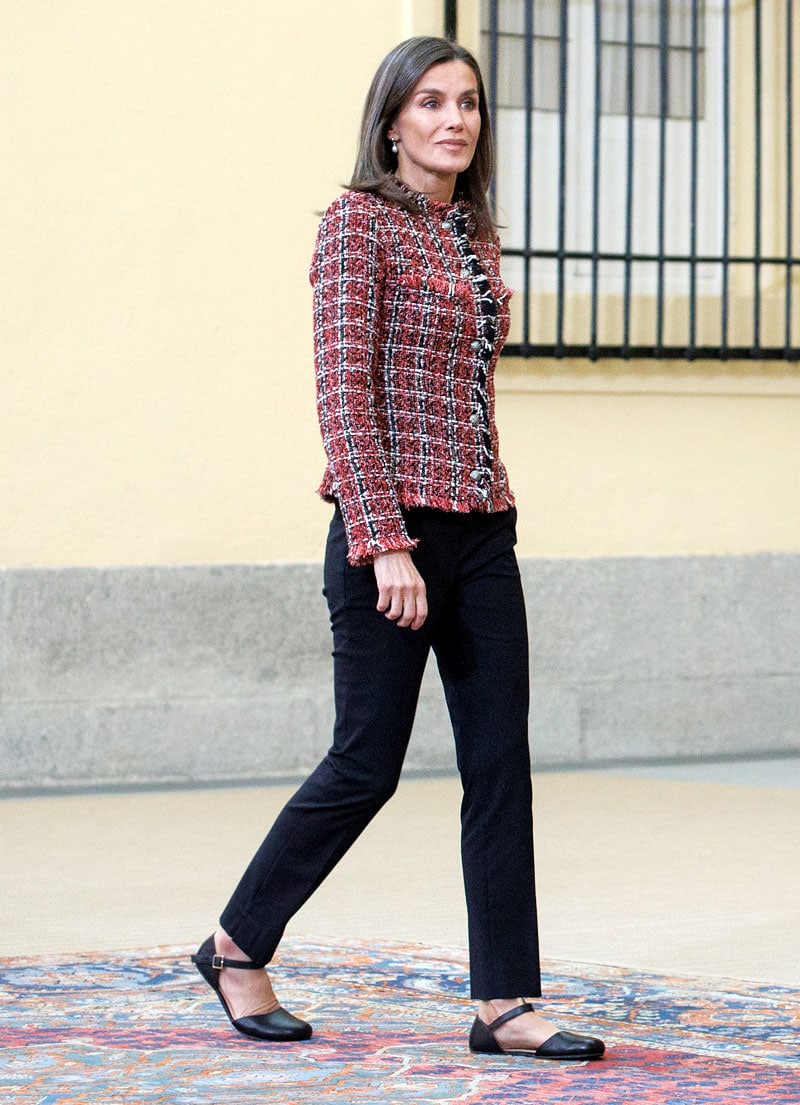 ​La reina Letizia confirma que las chaquetas de 'tweed' son su básico favorito de primavera y no solo con zapatillas 