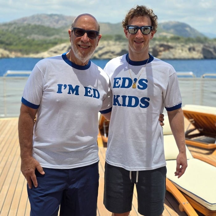 ​La imagen de Mark Zuckerberg en Mallorca con toda su familia, celebrando en su gigantesco yate el 70 cumpleaños de su padre 