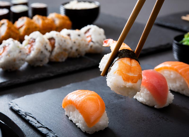 ​Ni es japonés ni se debe comer (obligatoriamente) con palillos: 15 curiosidades sobre el 'sushi' 