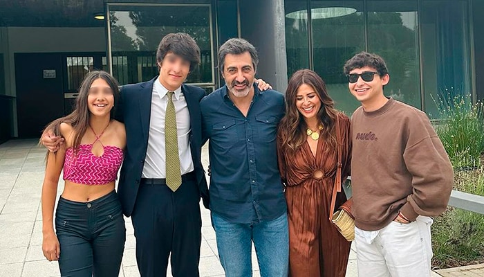 ​La felicidad de Nuria Roca y Juan del Val, junto a toda su familia, en la graduación de su hijo mediano Pau, de 17 años 