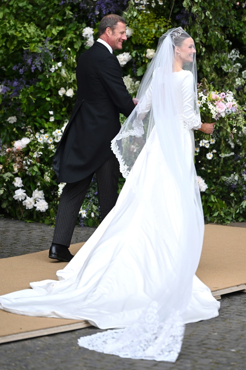 ​Olivia Henson elige un vestido desmontable, tiara familiar y zapatos españoles en azul para su boda con Hugh Grosvenor 