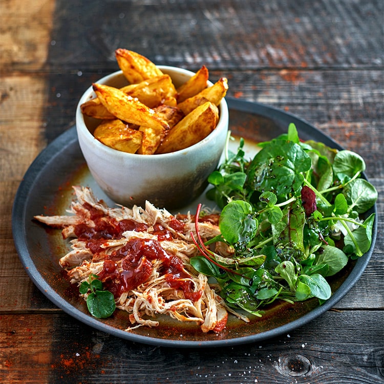 ​'Pulled chicken' con patatas gajos y ensalada 