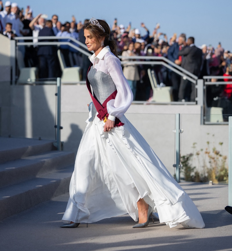 ​El espectacular look de Rania para celebrar sus 25 años como reina: tiara y un vestido camisero con corsé 