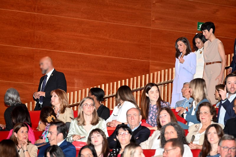 ​La reina Letizia preside un acto solidario promovido por empleados de banca al que acude Belén Esteban 