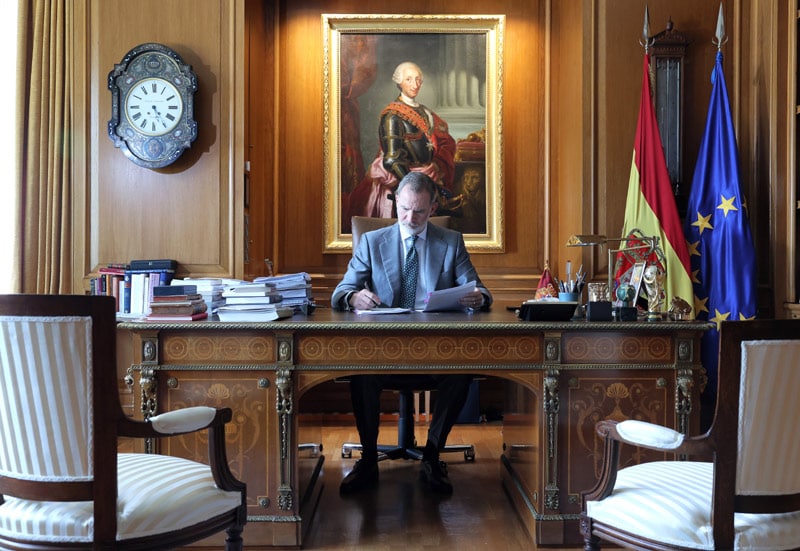 ​Nuevas fotos oficiales de Felipe VI en su despacho con motivo del décimo aniversario de su proclamación 