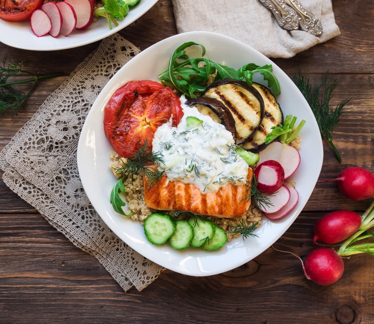 ​Salmón a la parrilla con ‘tzatziki’, verduras y quinoa 