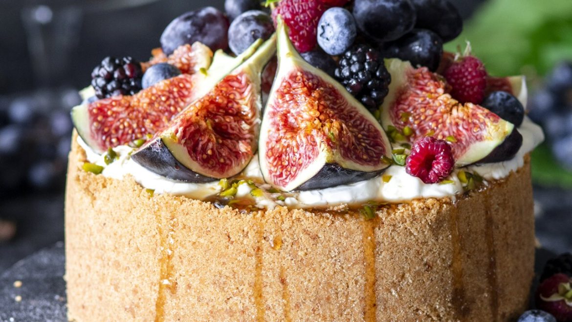 ​Tarta de queso, miel, brevas y frutos del bosque 