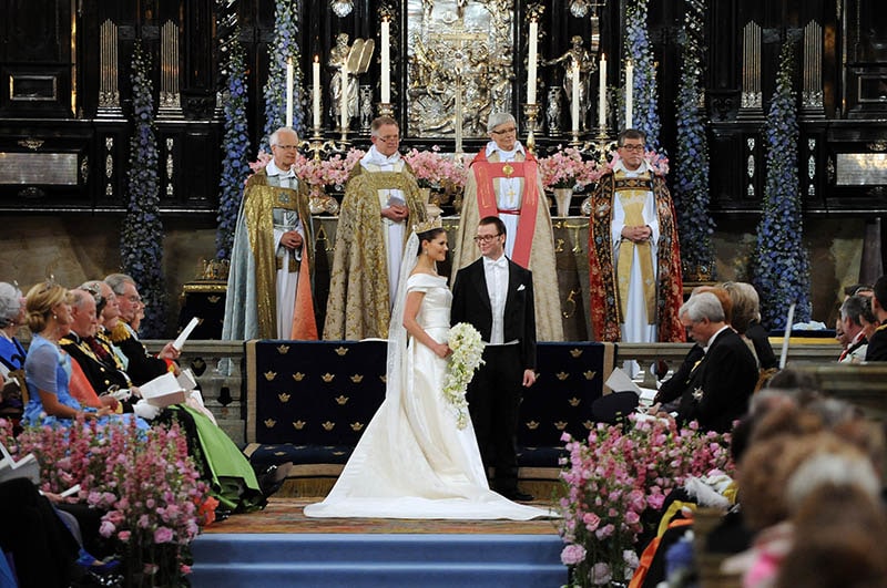 ​Recordamos el vestido de novia desmontable y la tiara de Victoria de Suecia en su boda hace 14 años 