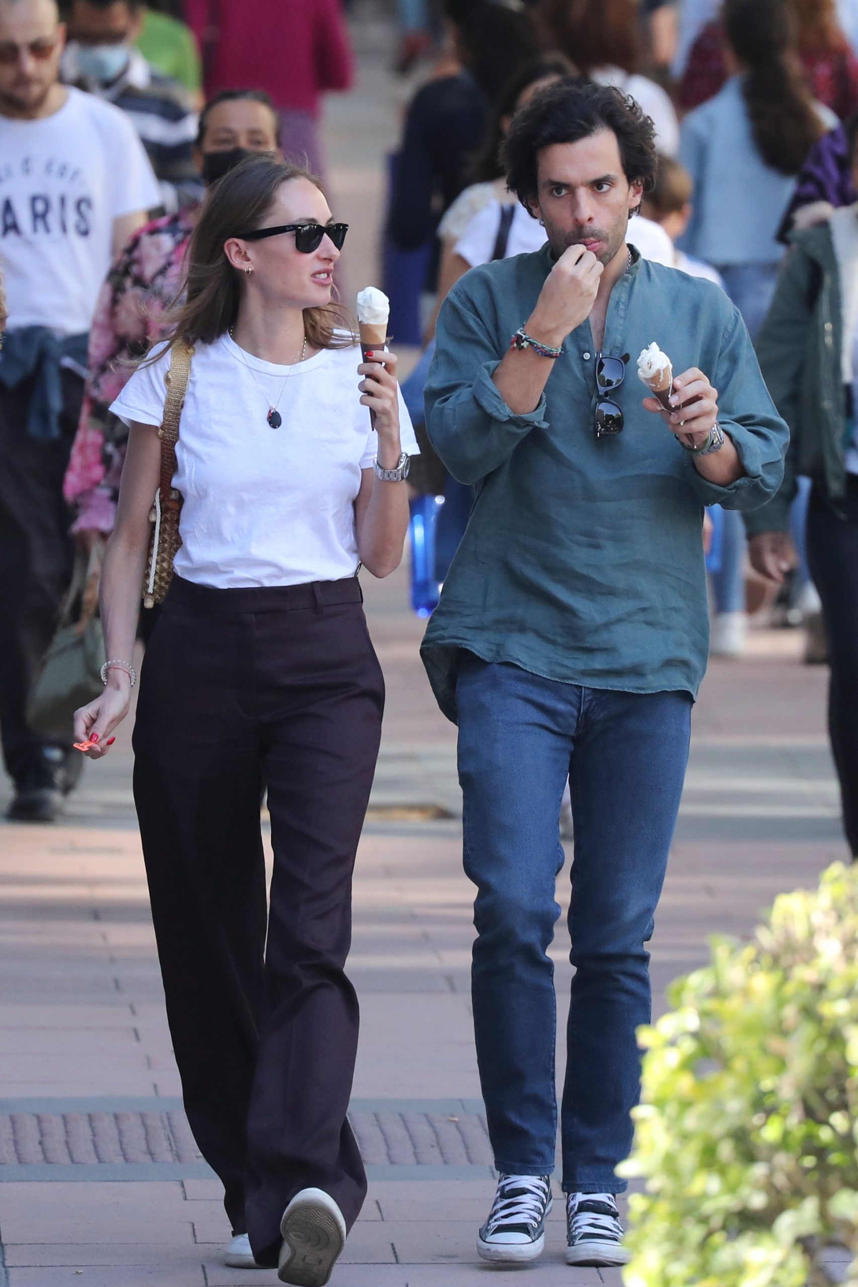 ​Alonso Aznar y Renata Collado, así está siendo su último verano de solteros: en velero, recorriendo Grecia e Italia y con amigos a cuatro meses de su gran boda mexicana 