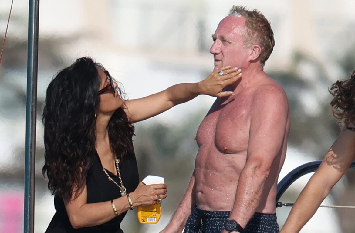 ​Bikini amarillo, pedicura roja: las vacaciones de Salma Hayek y François Pinault en Ibiza entre paseos en superyate, masajes con crema solar y un accidental chapuzón 