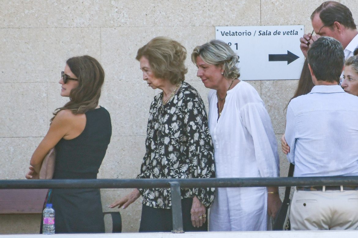 ​Desolación en la familia Gómez-Acebo y Borbón: del dolor de la reina Sofía al cambio de planes para el funeral del hijo artista de la infanta Pilar 