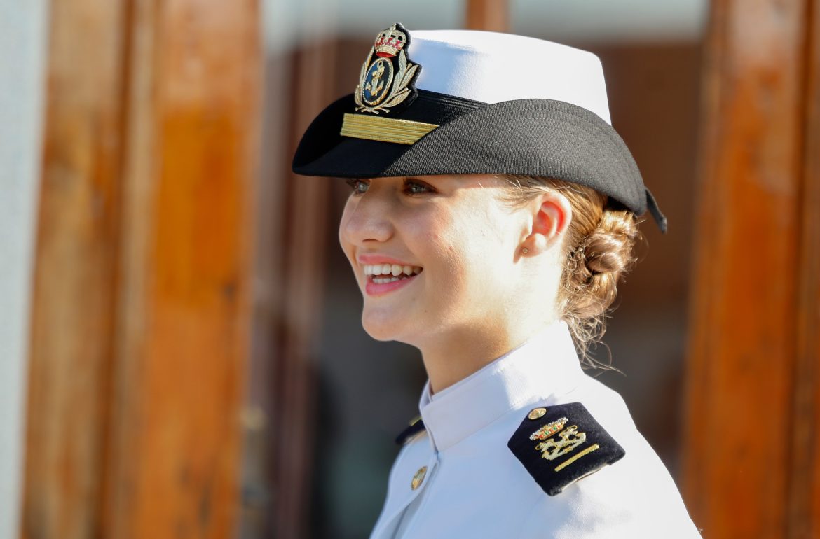 ​La princesa Leonor ingresa en la Escuela Naval de Marín: sin los reyes y vestida de guardiamarina por primera vez 