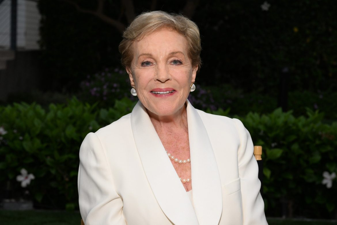 ​Julie Andrews y el lado menos “tecnicolor” de su vida: una sórdida infancia y unas relaciones de dependencia que superó gracias a la terapia 