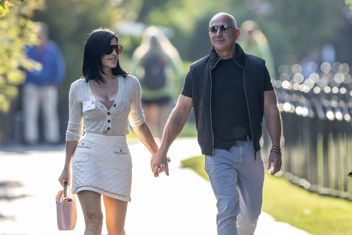 ​Las vacaciones en serie de Jeff Bezos y Lauren Sanchez: del desfile del hijo de ella en italia a recorrer el Mediterráneo en el superyate Koru con Orlando Bloom, Katy Perry o Kim Kardashian 