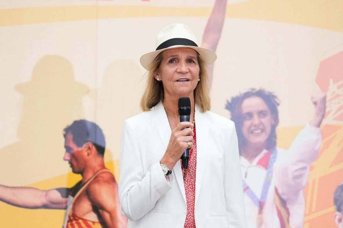 ​La infanta Elena despide a los deportistas paralímpicos que irán a los Juegos de París 2024 