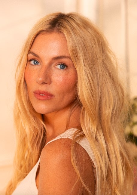 ​El maquillaje no-maquillaje de Sienna Miller para prolongar el bronceado 