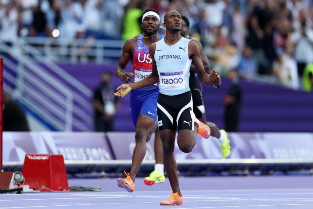 Tebogo gana los 200m y Lyles sale en silla de ruedas