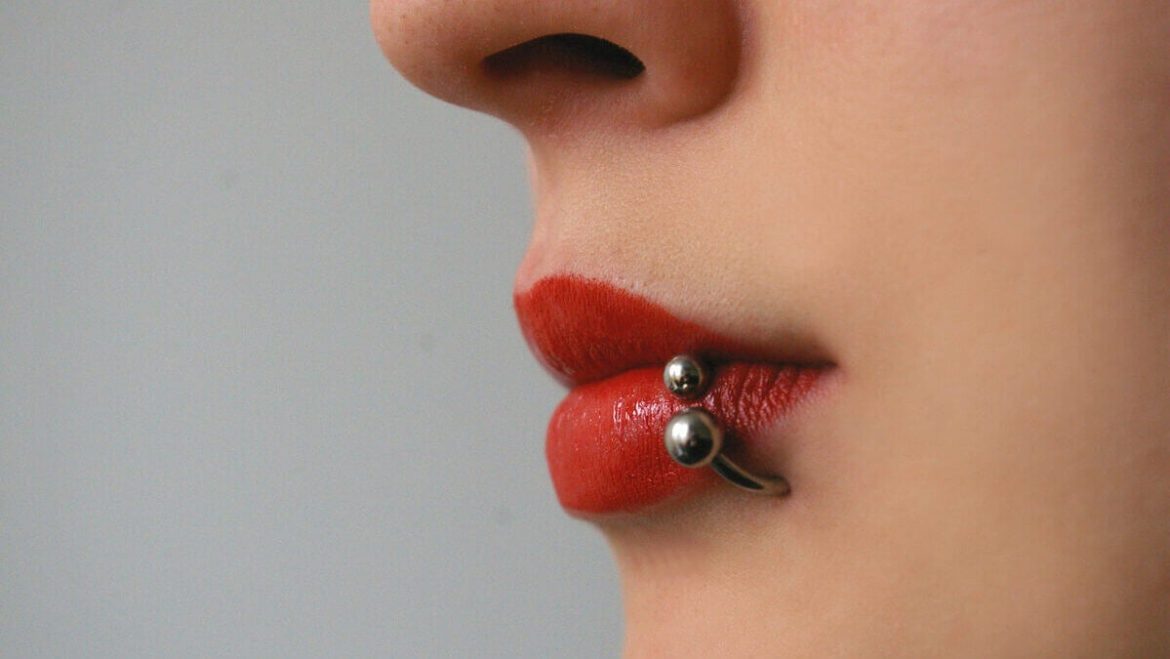 ¿Cómo cuidar un «piercing» en el labio recién hecho?