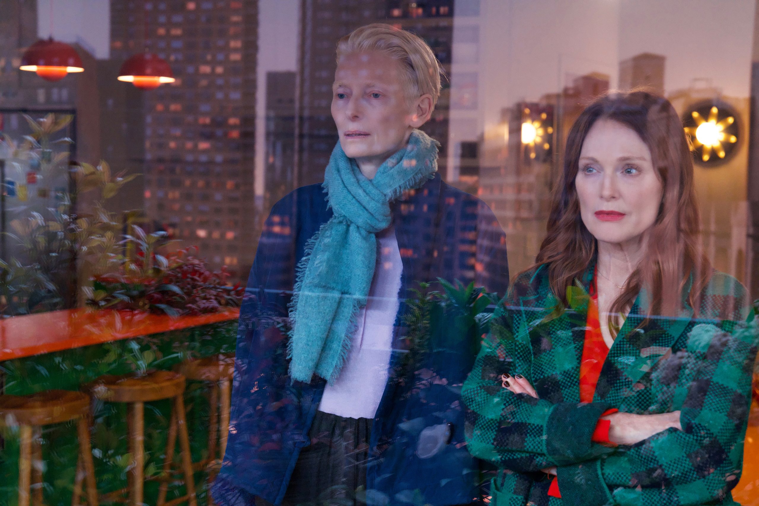 ​Una joya melancólica: Julianne Moore y Tilda Swinton contemplan la muerte en 'La habitación de al lado' 