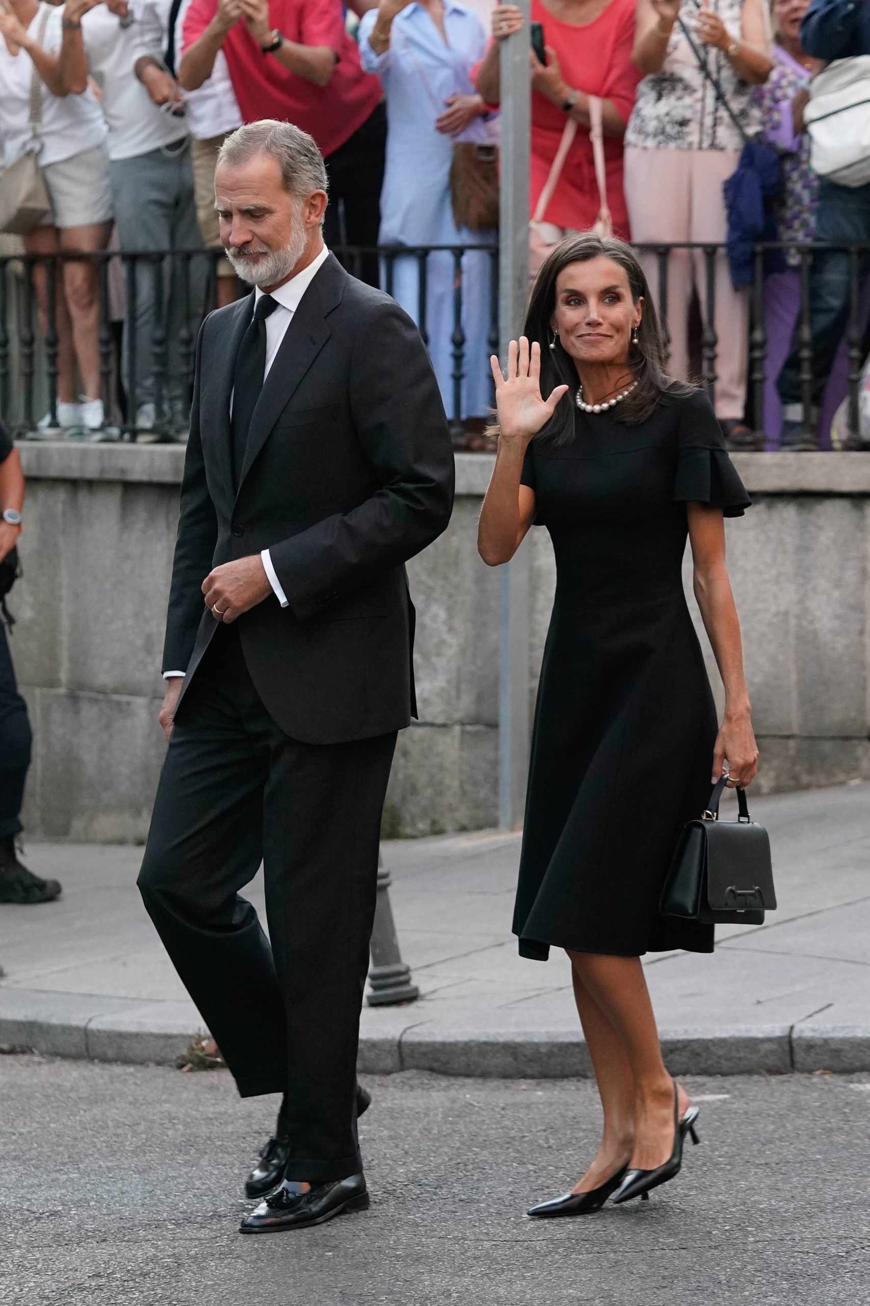 ​Felipe VI y Letizia asisten al funeral de Juan Gómez-Acebo junto a los reyes Juan Carlos y Sofía, la infanta Cristina, y decenas de parientes y amigos 