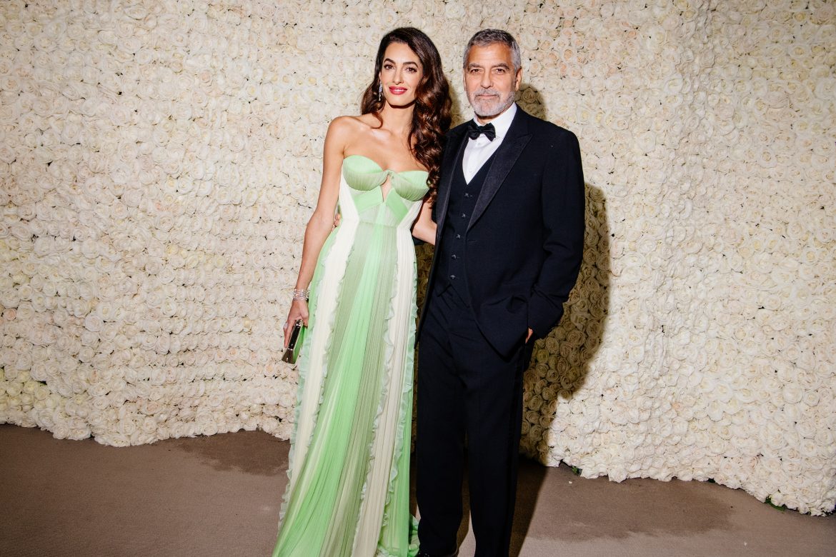 ​Así viven George y Amal Clooney (y no es como cualquier estrella de Hollywood): un castillo en la Provenza con Brad Pitt como vecino y una promesa de amor que es el secreto de su matrimonio 