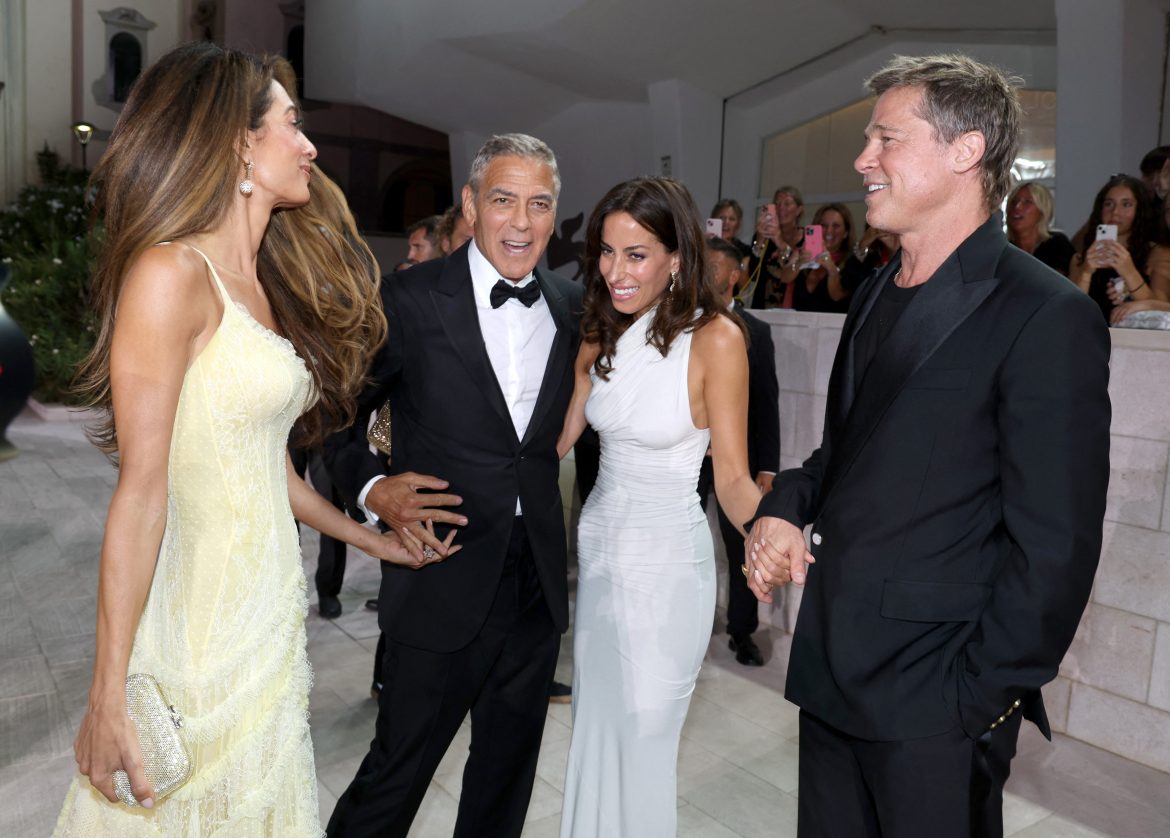 ​Brad Pitt e Inés de Ramón formalizan su relación en la alfombra roja (con la complicidad de Amal y George Clooney) 