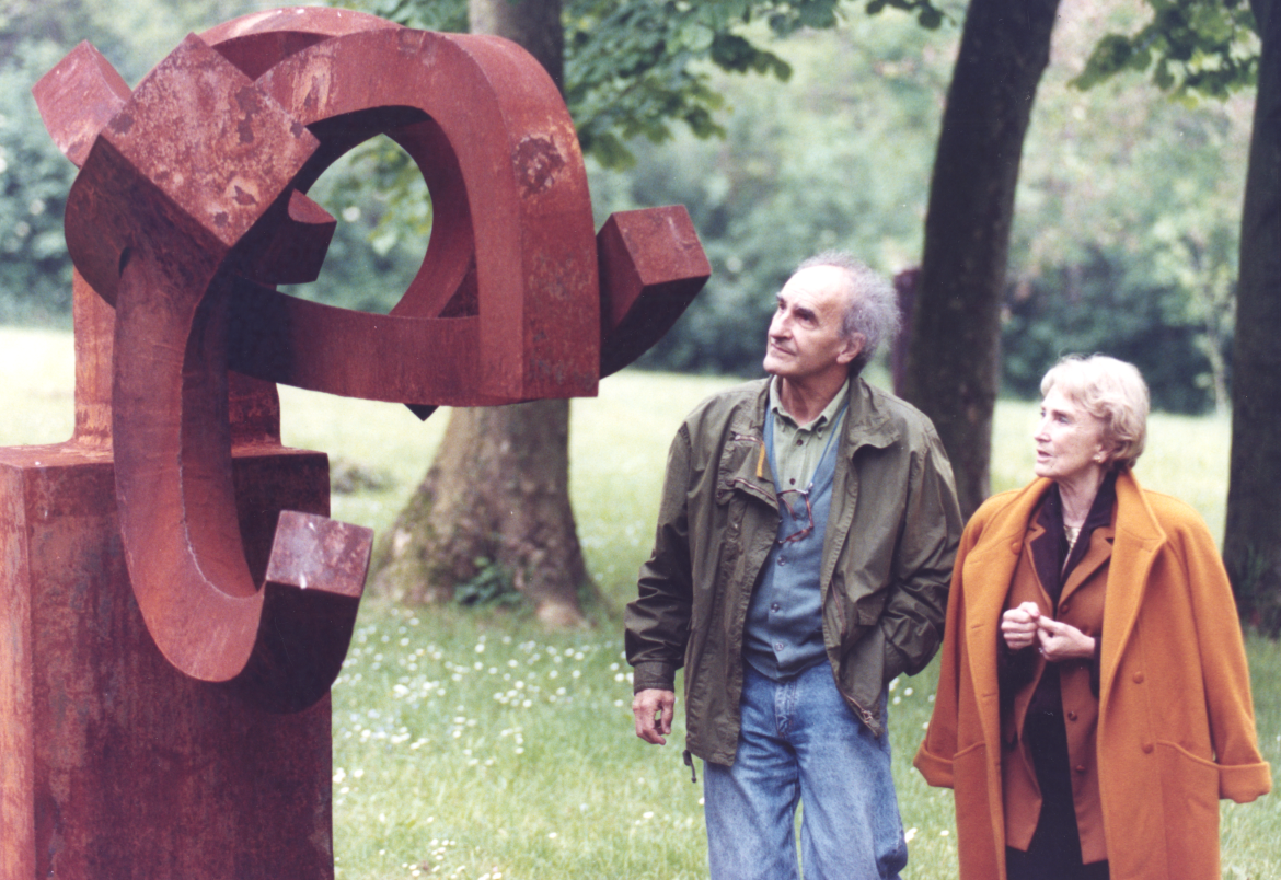 ​“Se medía a diario, no para conocer su estatura, sino para saber si había crecido”: el legado de Eduardo Chillida a través de sus herederos, en el gran año del artista vasco 