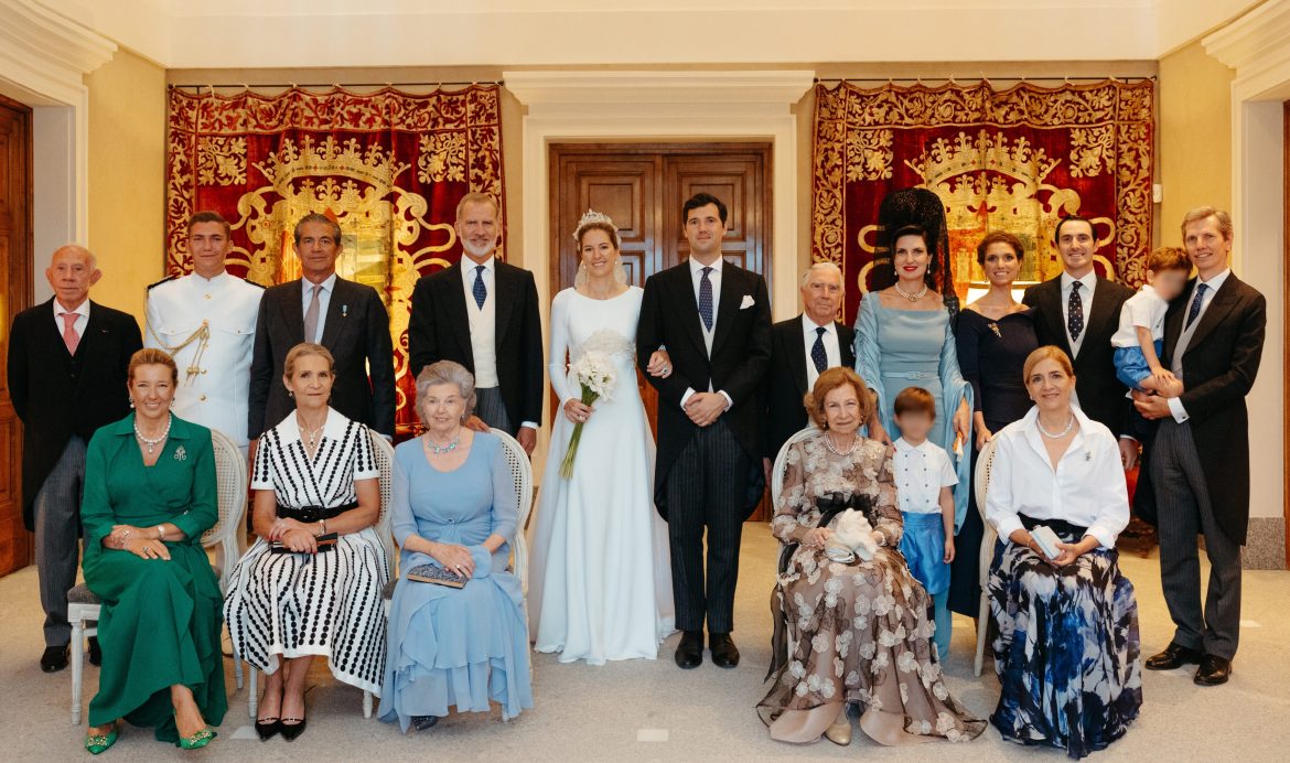 ​El álbum de boda de Victoria López-Quesada y Enrique Moreno de la Cova: reencuentro del rey Felipe y la infanta Cristina, vestido de Lorenzo Caprile y tiara familiar 