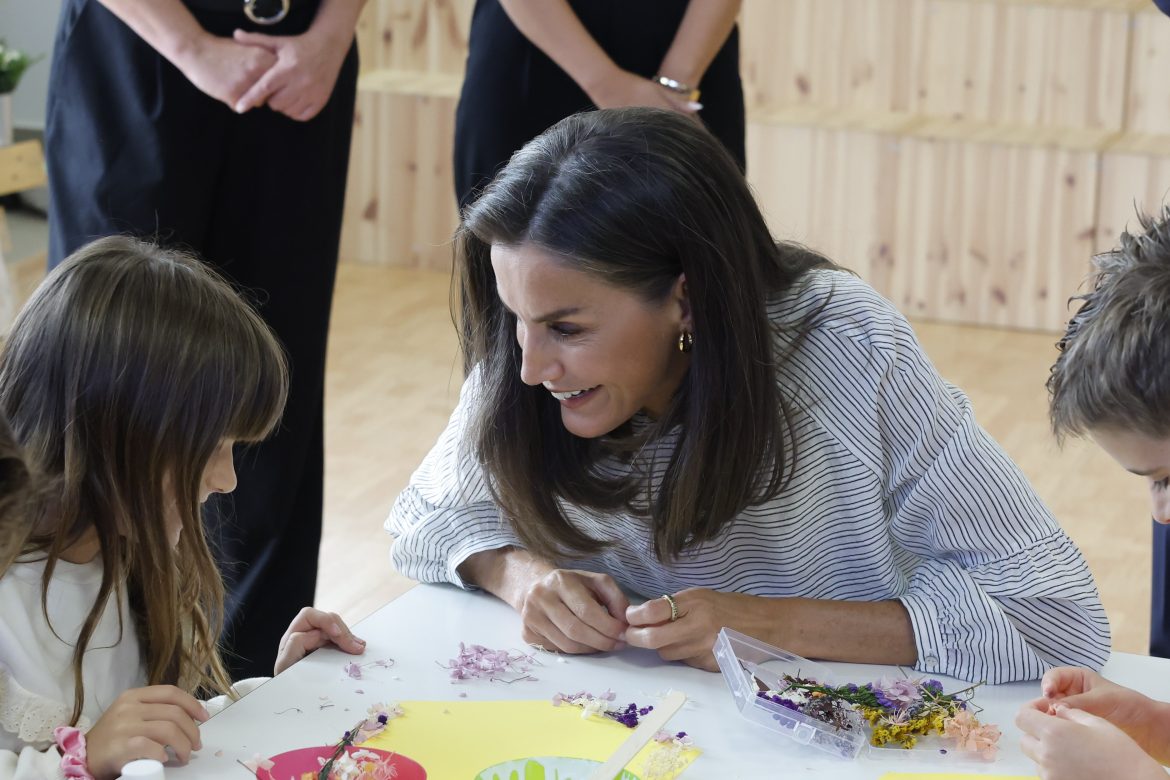 ​Letizia inaugura el curso escolar antes de su cumpleaños: blusón de Roberto Verino y sandalias de pulsera 