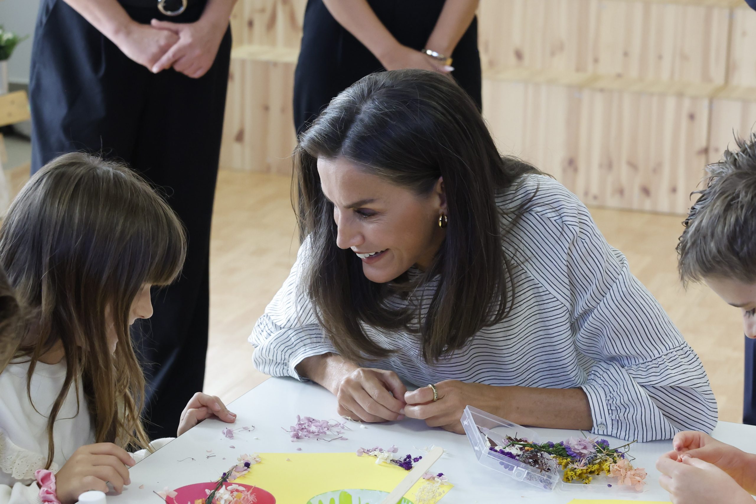 ​Letizia inaugura el curso escolar antes de su cumpleaños: blusón de Roberto Verino y sandalias de pulsera 