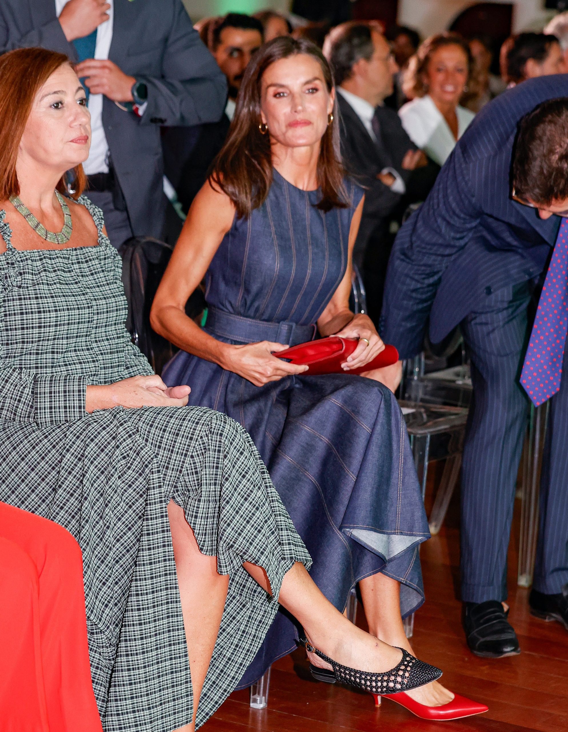 ​Letizia suma un nuevo vestido denim de Carolina Herrera a su colección de ropa vaquera 