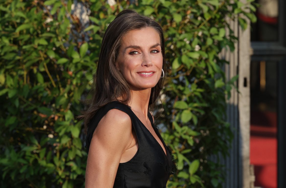 ​Letizia recupera un vestido sostenible de H&M Conscious para el estreno de temporada en el Teatro Real: seda reciclada y fibras ecológicas, más sus sandalias de Aquazzura favoritas de este verano 