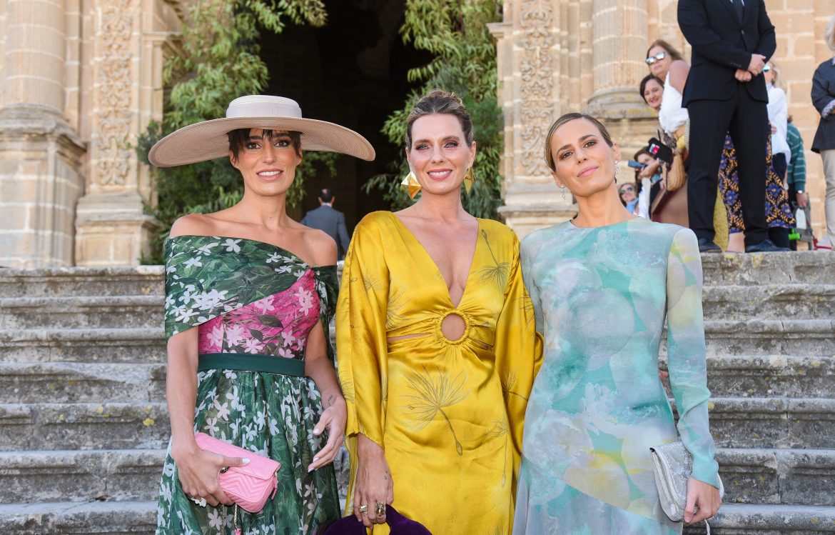 ​Cuando la novia viste a sus invitadas: las hermanas de Ana Cristina Portillo brillan en su boda con sus vestidos estampados (Eugenia Osborne con pamela XXL, Alejandra con un original bolso de terciopelo y Claudia con la espalda al aire) 