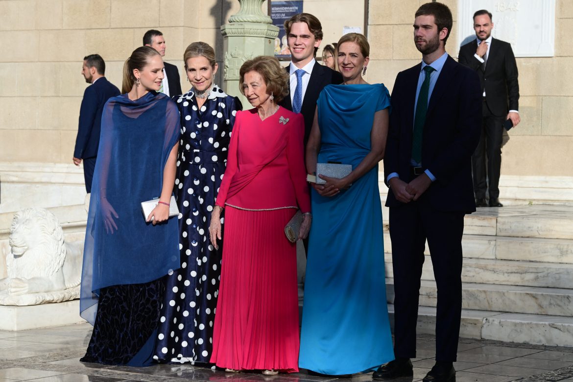 ​La reina Sofía de fucsia, Irene Urdangarin con un vestido de su madre, la infanta Elena de lunares… Los Borbón en la boda de la princesa Teodora de Grecia 